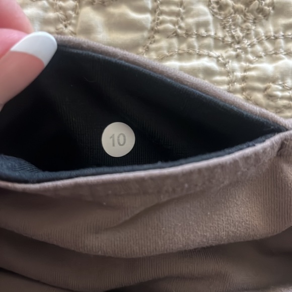 BLACK LULULEMON WUNDER UNDER CROPS - Picture 3 of 4